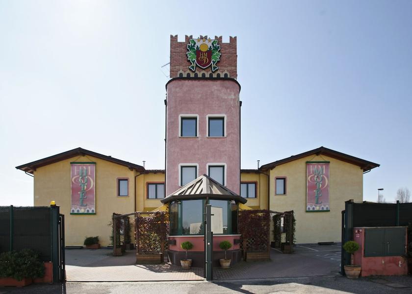 Lombardy Cava Manara Facade