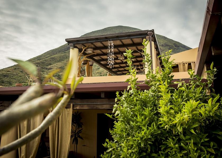 Sicily Leni Exterior Detail