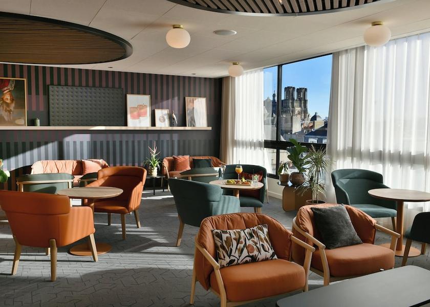 Grand Est Reims Bar (on property)