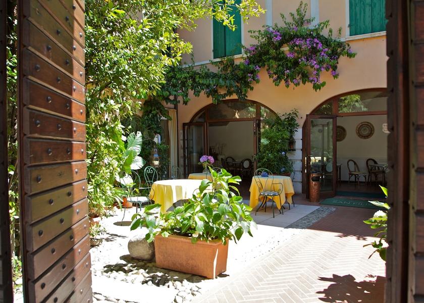 Lombardy San Felice del Benaco Courtyard