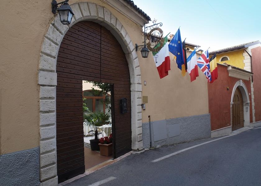 Lombardy San Felice del Benaco Entrance