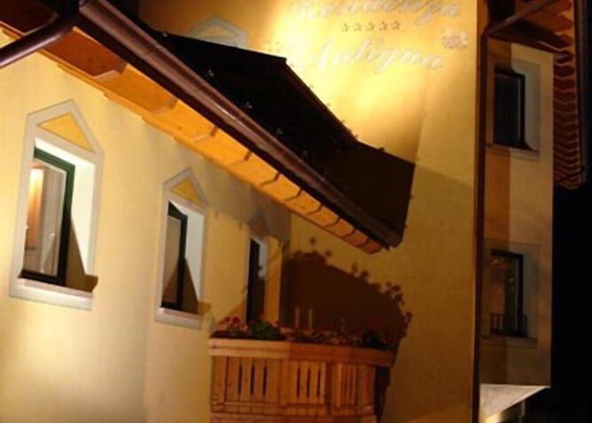 Lombardy Temu Exterior Detail