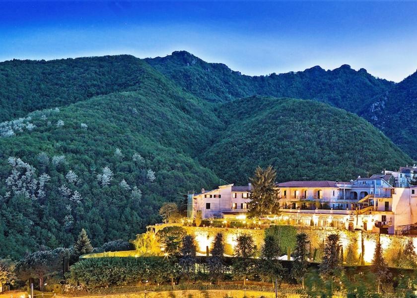 Campania Cava de' Tirreni Front of property - evening/night