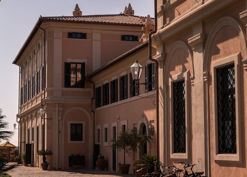 Lazio Ladispoli Courtyard
