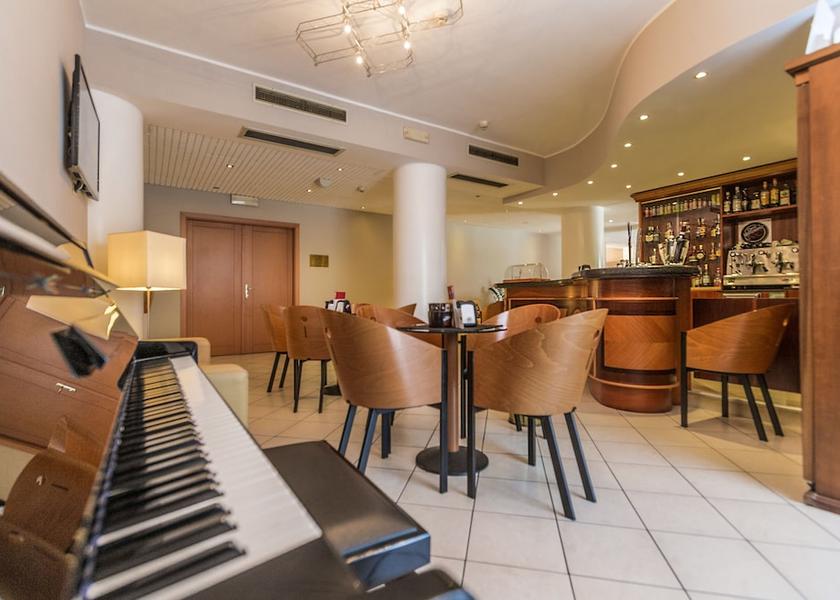 Veneto Occhiobello Bar (on property)