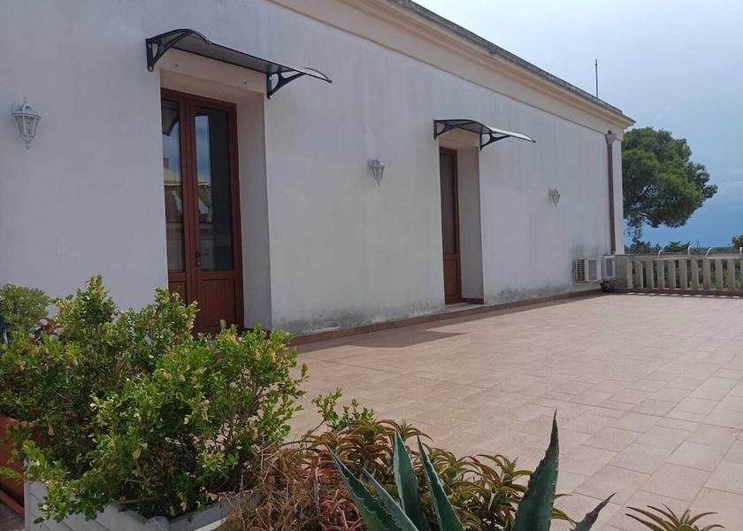Puglia Lizzano Exterior Detail