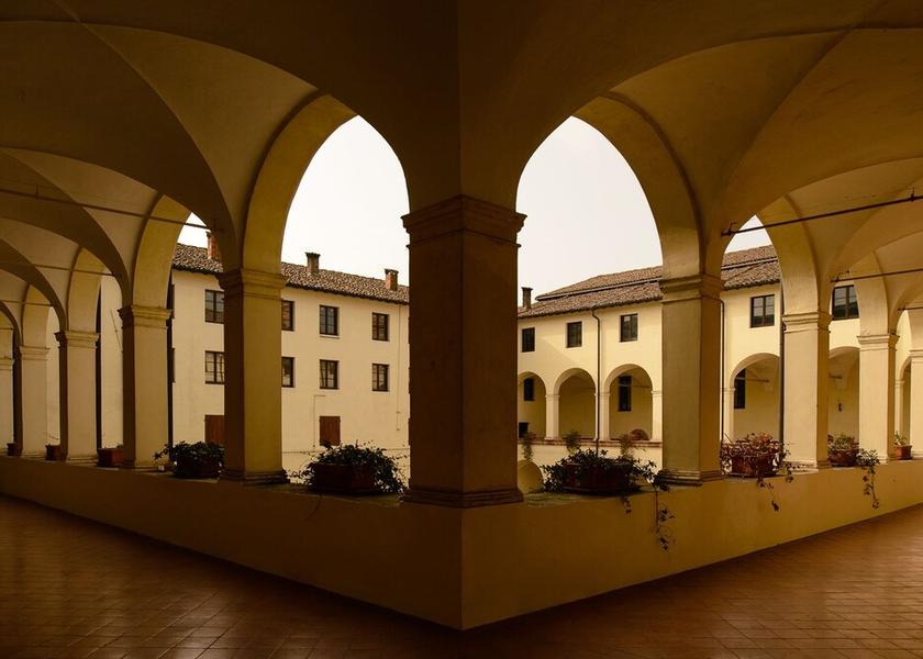 Emilia-Romagna Fontevivo Courtyard