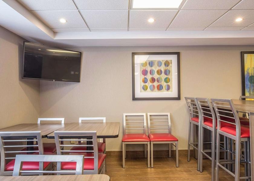 Ontario Pickering Breakfast Area