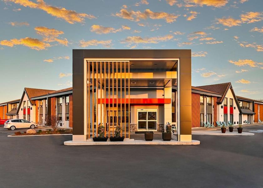 Ontario Saint Thomas Exterior Detail