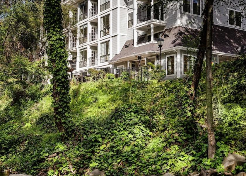 California Saratoga Exterior Detail