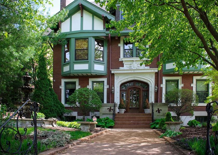 Missouri St. Louis Exterior Detail