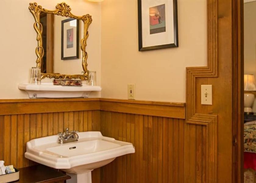 California Murphys Bathroom