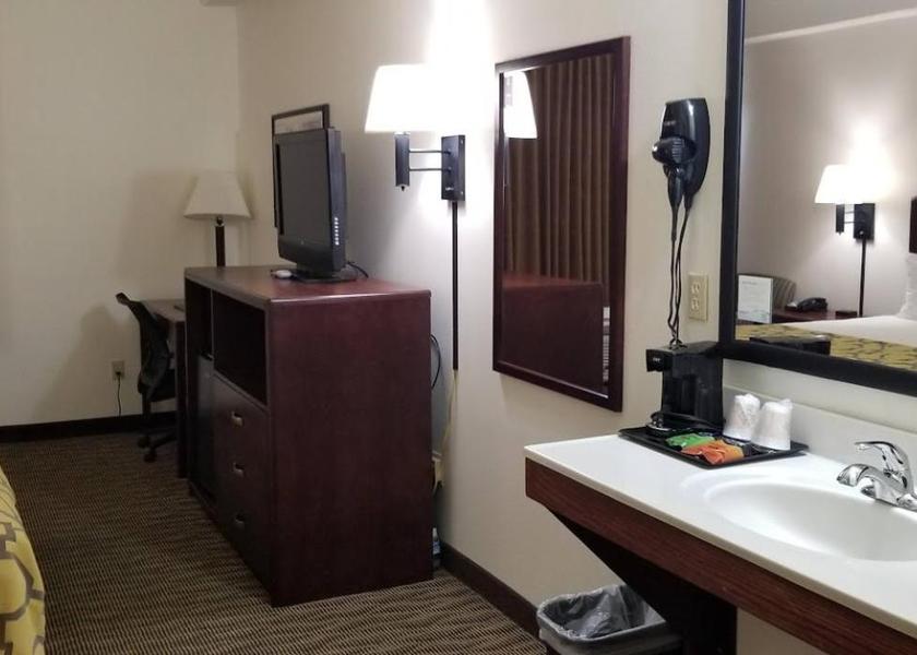 Iowa Harlan 1 King Bed, Accessible Room, Non-Smoking