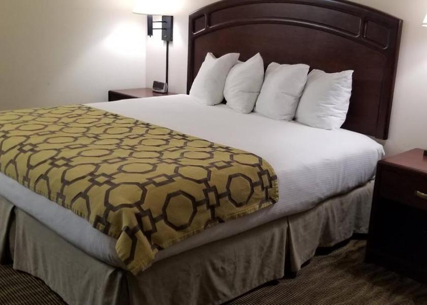 Iowa Harlan 1 King Bed, Accessible Room, Non-Smoking