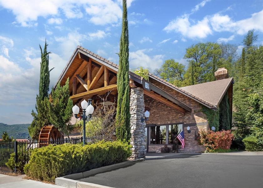 California Oakhurst Exterior Detail