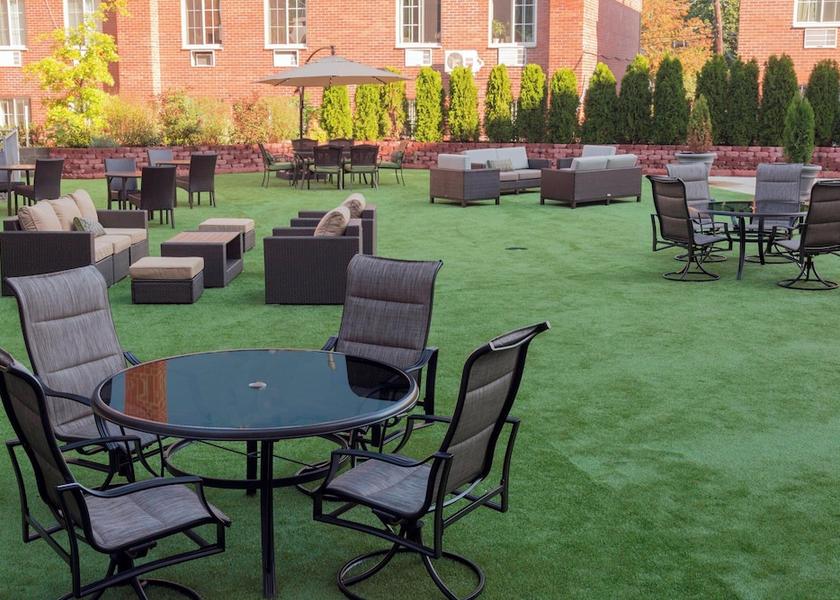 New York Fresh Meadows Courtyard