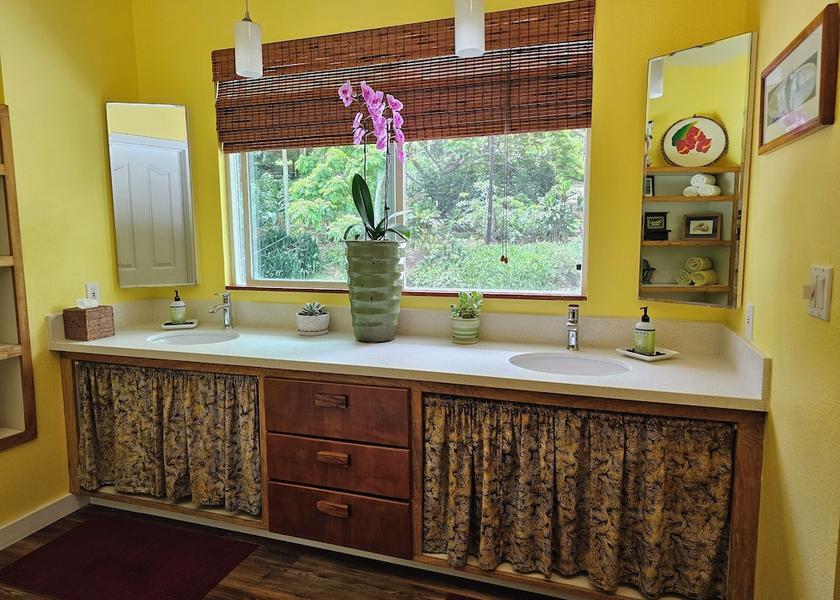 Hawaii Captain Cook Bathroom