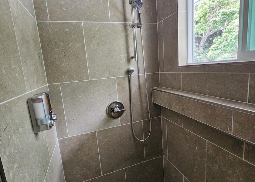 Hawaii Captain Cook Bathroom