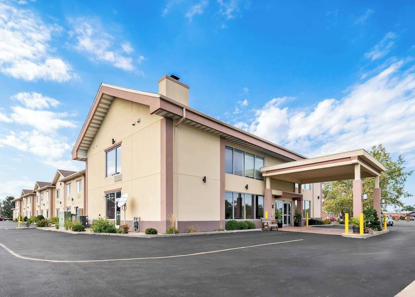 Illinois Savoy Exterior Detail