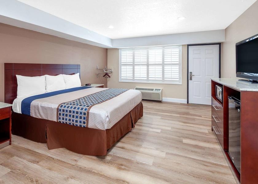 California Harbor City Room
