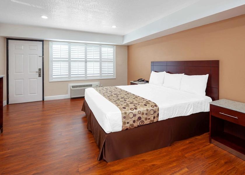 California Harbor City Room