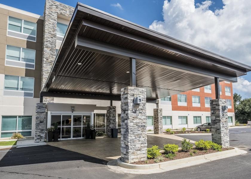 Georgia Commerce Exterior Detail