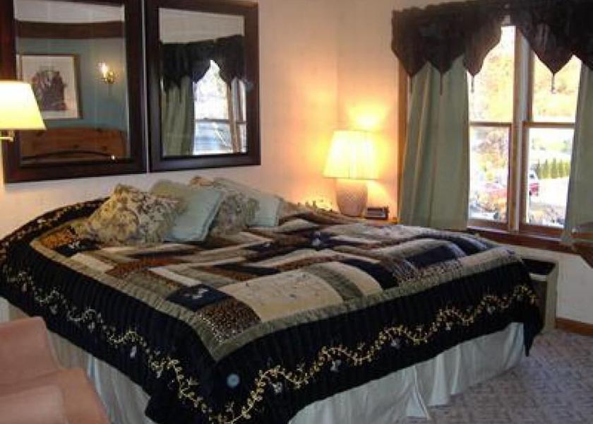 Massachusetts Fiskdale Room