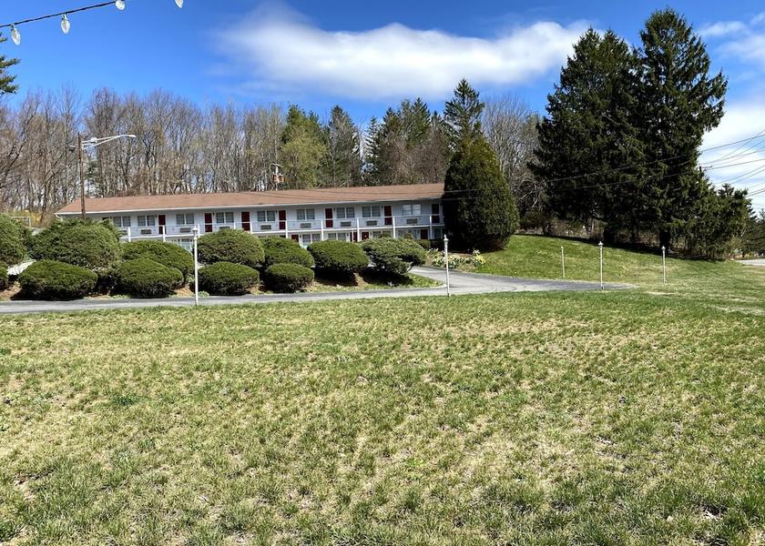 Massachusetts Fiskdale Facade