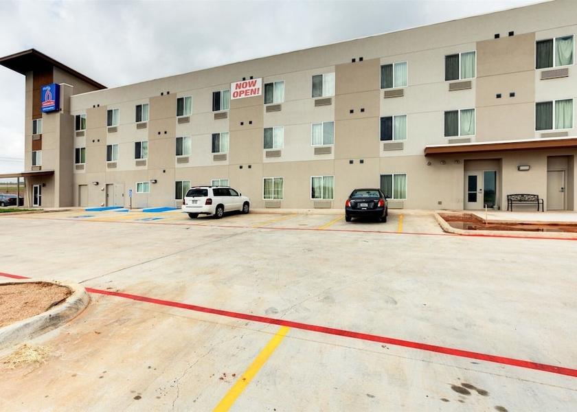 Texas Sweetwater Front of property