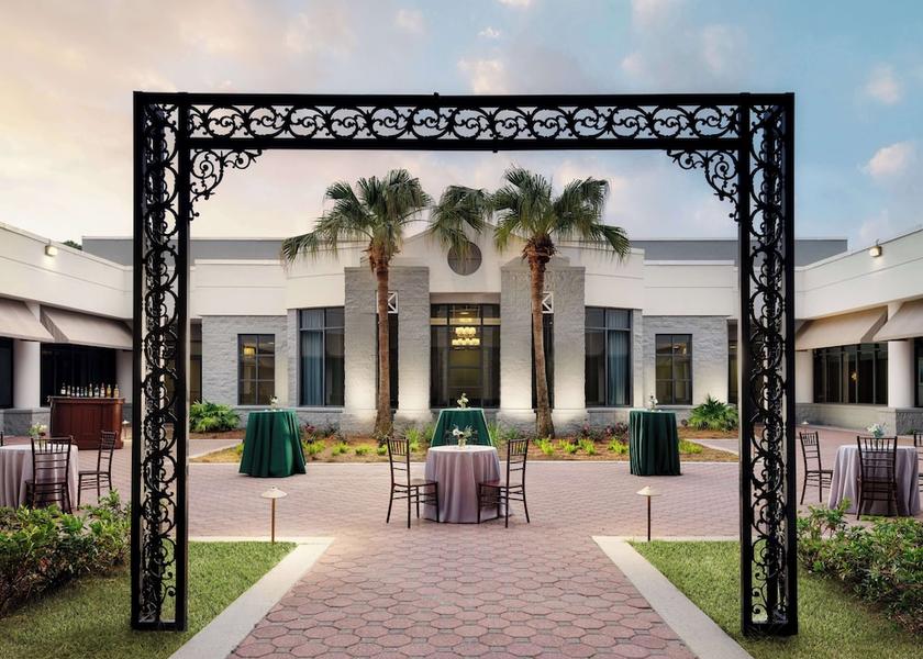 Louisiana Kenner Courtyard