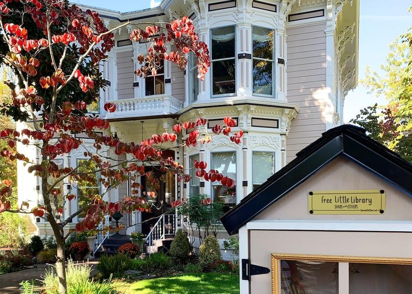 Oregon Ashland Facade