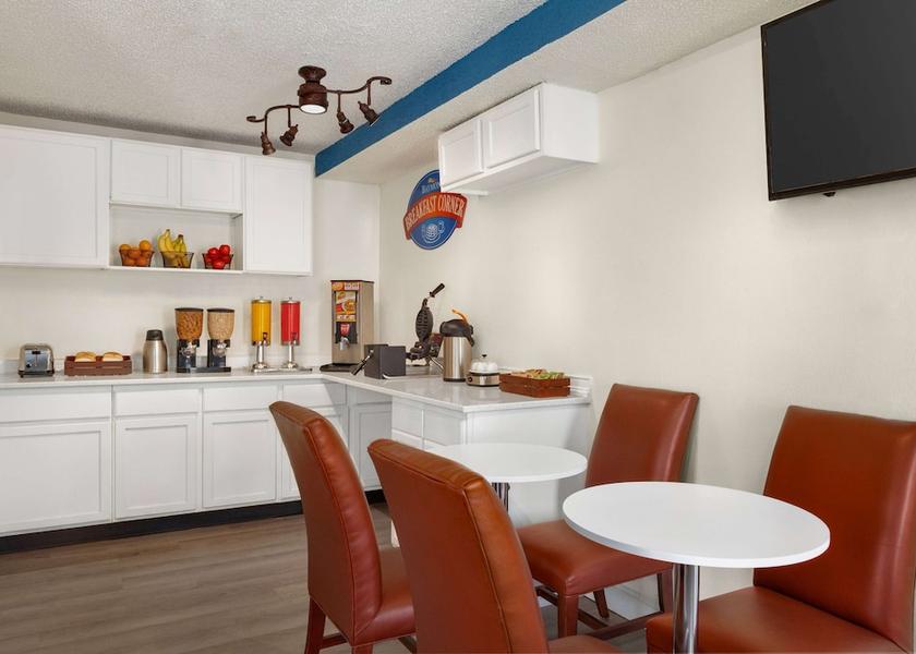 Kansas Hutchinson Breakfast Area