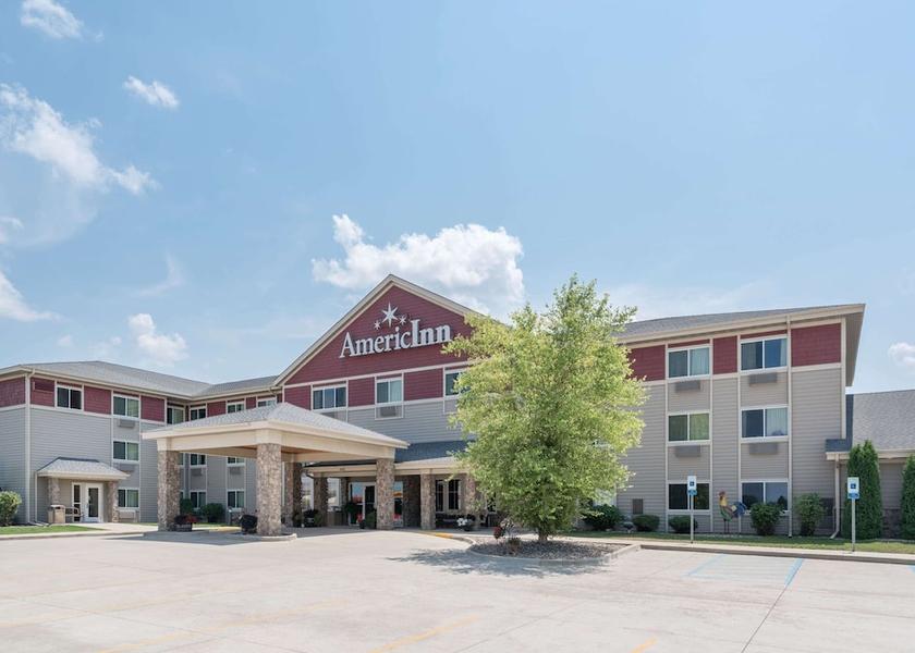 Iowa Newton Exterior Detail