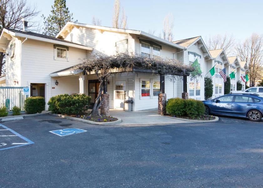 California Murphys Hotel Exterior