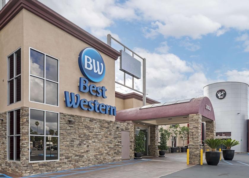 California Winnetka Arcade