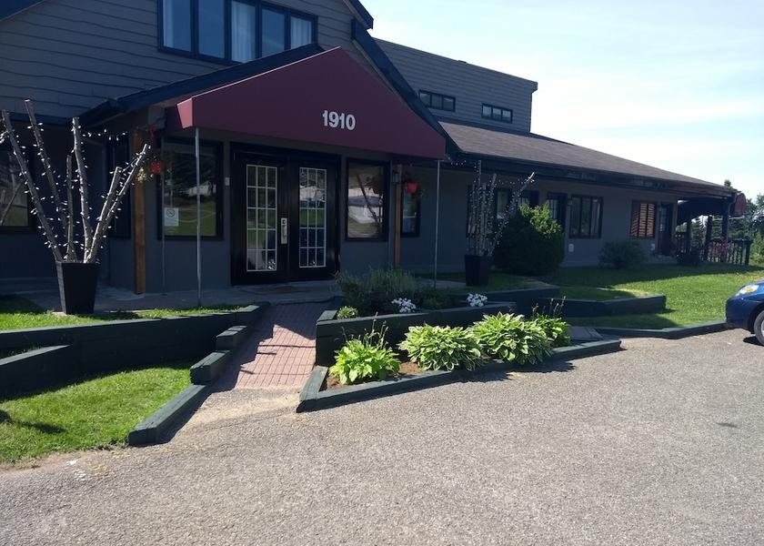 Quebec Saint Ferreol les Neiges Facade