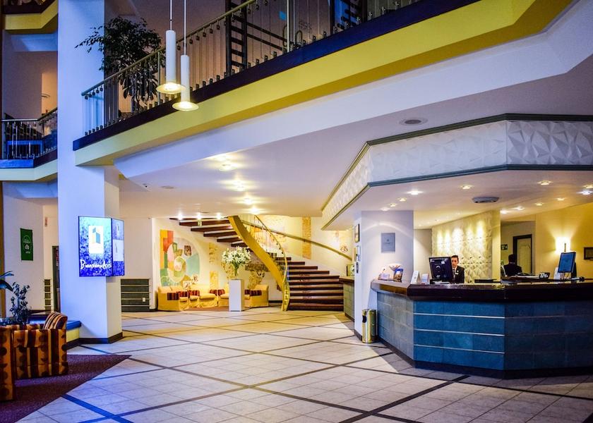 La Paz La Paz Reception