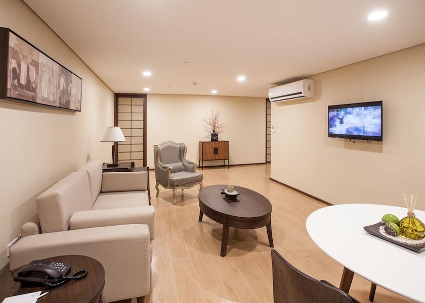  Makati Living area