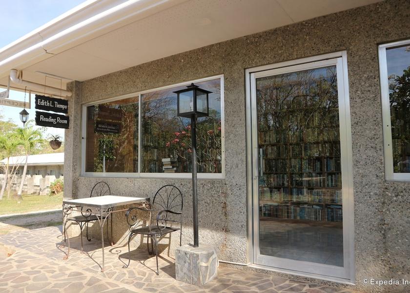  Siaton Exterior Detail