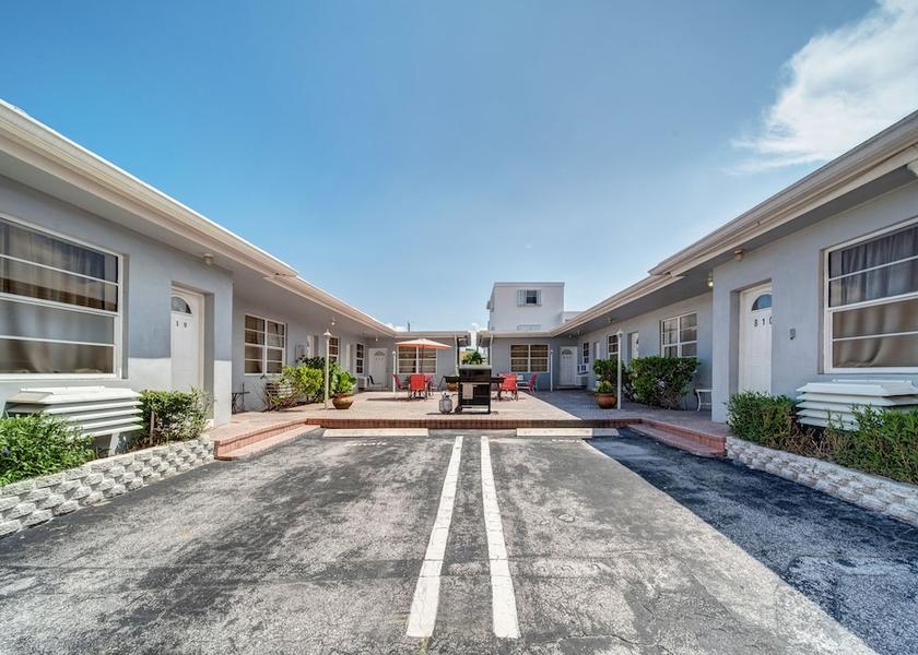 Florida Hollywood Courtyard view