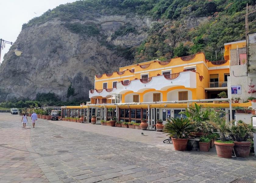Campania Serrara Fontana Facade