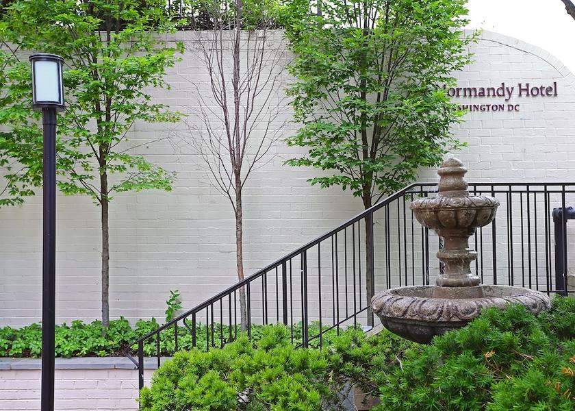 Virginia Washington Courtyard