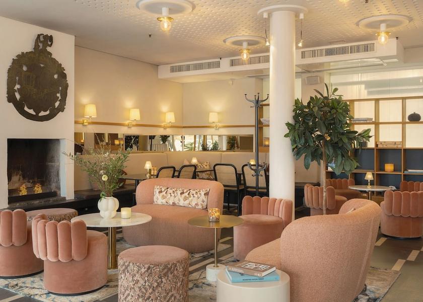 Lobby lounge