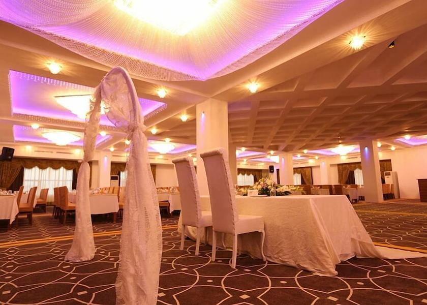 Nigde Nigde Indoor Wedding
