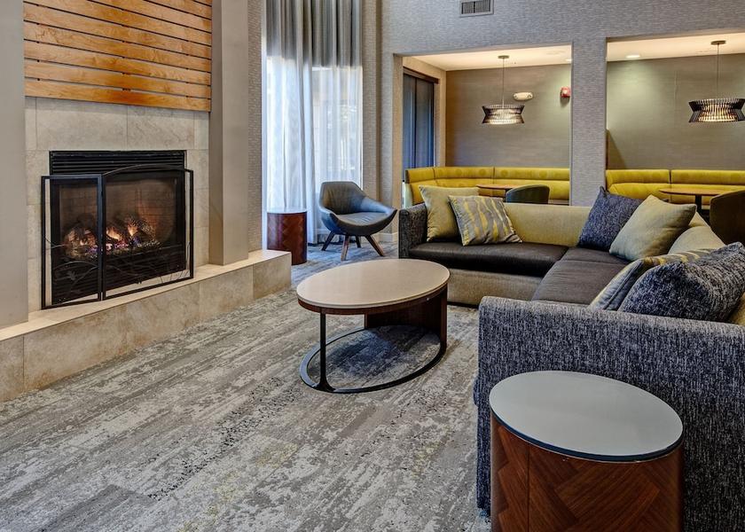 Illinois St. Charles Lobby