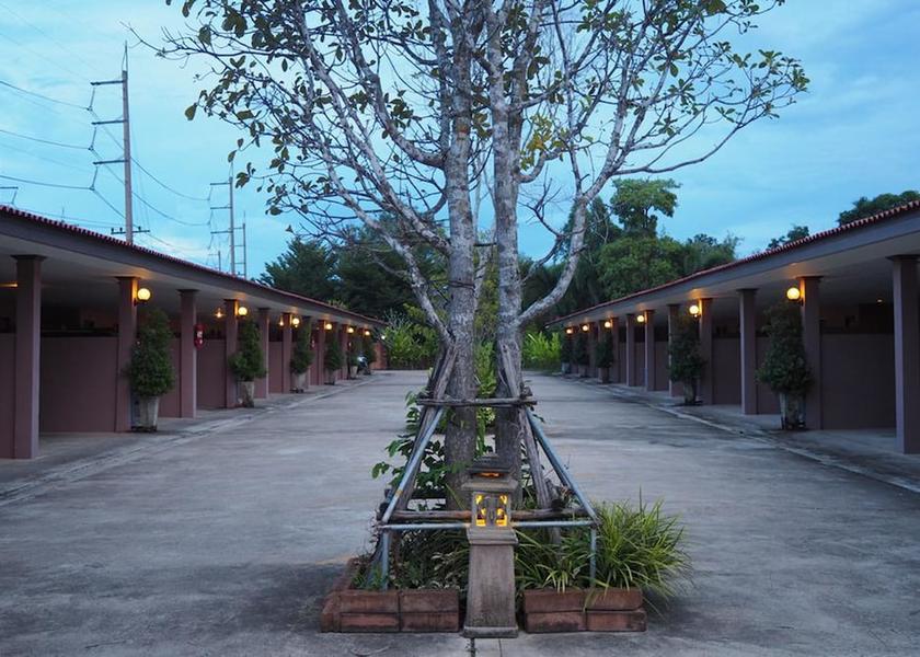 Chachoengsao Phanom Sarakham Parking