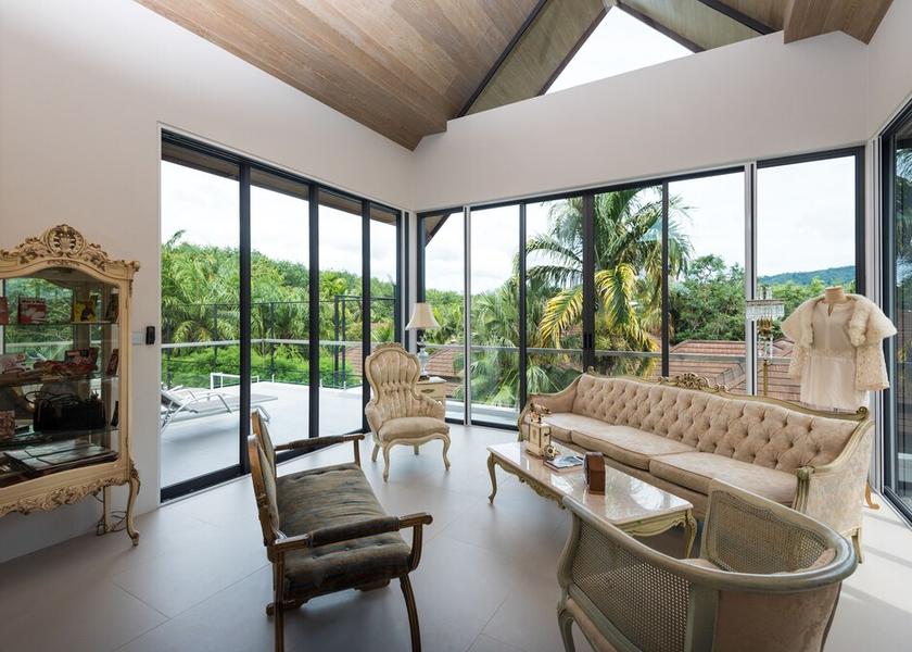 Phuket Si Sunthon Interior Entrance