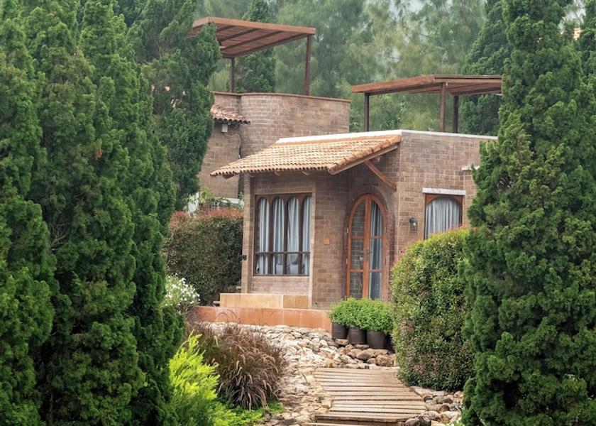 Ratchaburi Suan Phueng Exterior Detail