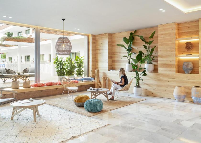 Shared lounge/TV area