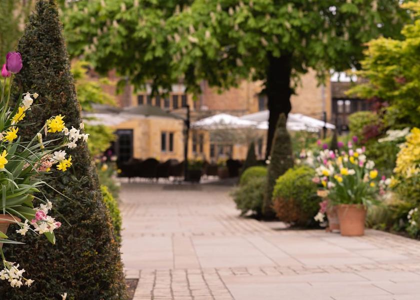 England Broadway Courtyard